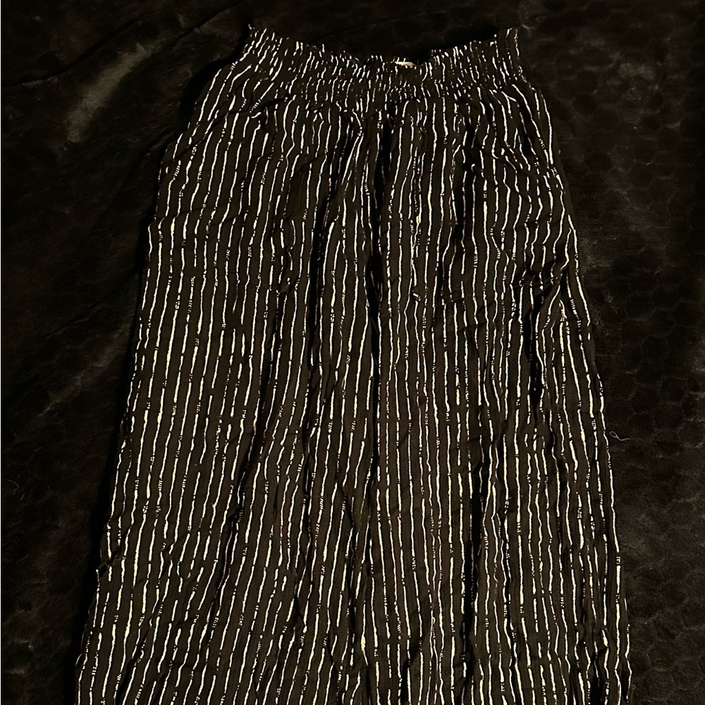 Billabong Black and White Flowy Capri Pants